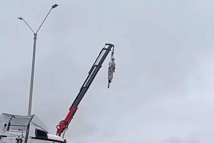 Apareció un muñeco ahorcado en paro de camioneros en Paysandú; edil de FA expuso su enojo