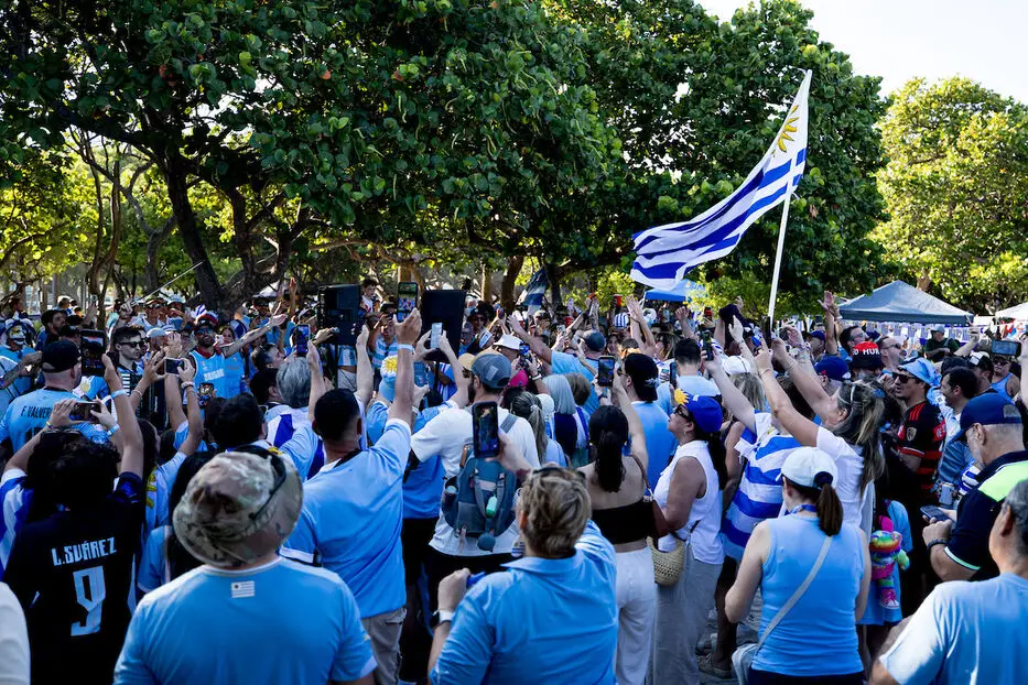 Mundial 2026: el tremendo banderazo de uruguayos en Miami, comienzo asado y tocando tambor
