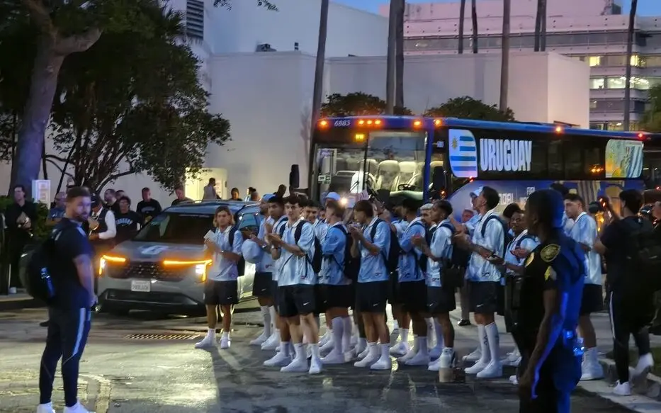 Mundial: Uruguay llegó a Miami y fue recibido por cerca de un centenar de hinchas