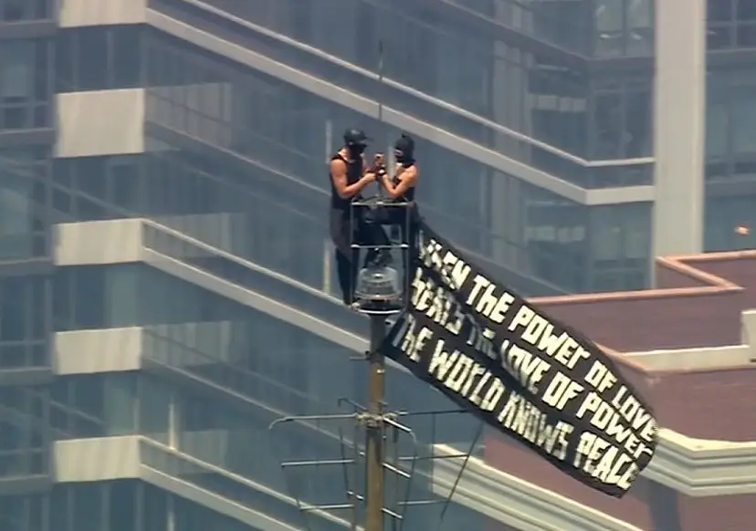Una famosa pareja de escaladores trepó el Empire State, se comprometió y se volvió viral