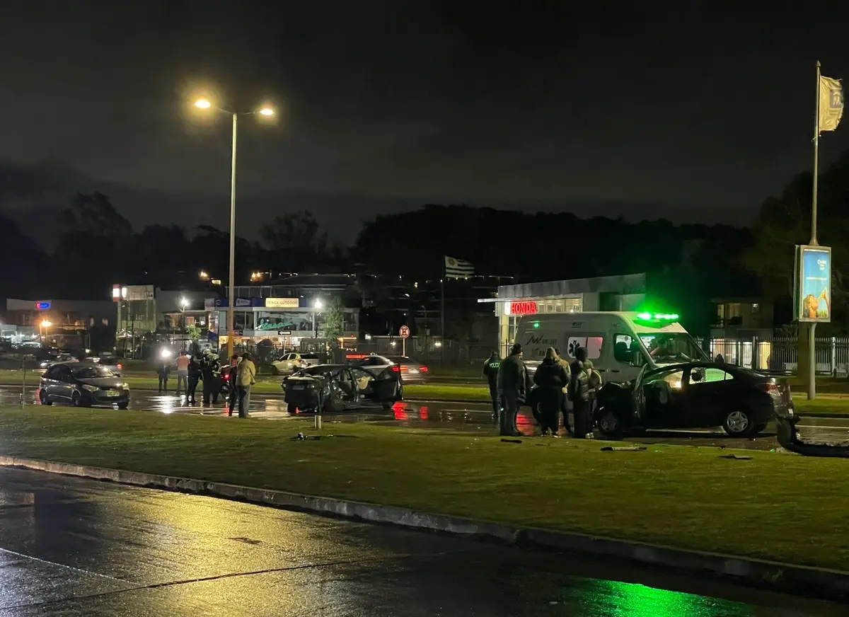 Tres vehículos chocaron en el barrio Punta Gorda; dos personas resultaron heridas