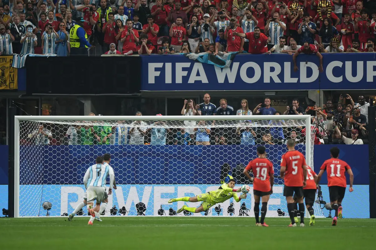 Messi erró otro penal en el Mundial 2026 e hizo historia, al igual que el arquero egipcio