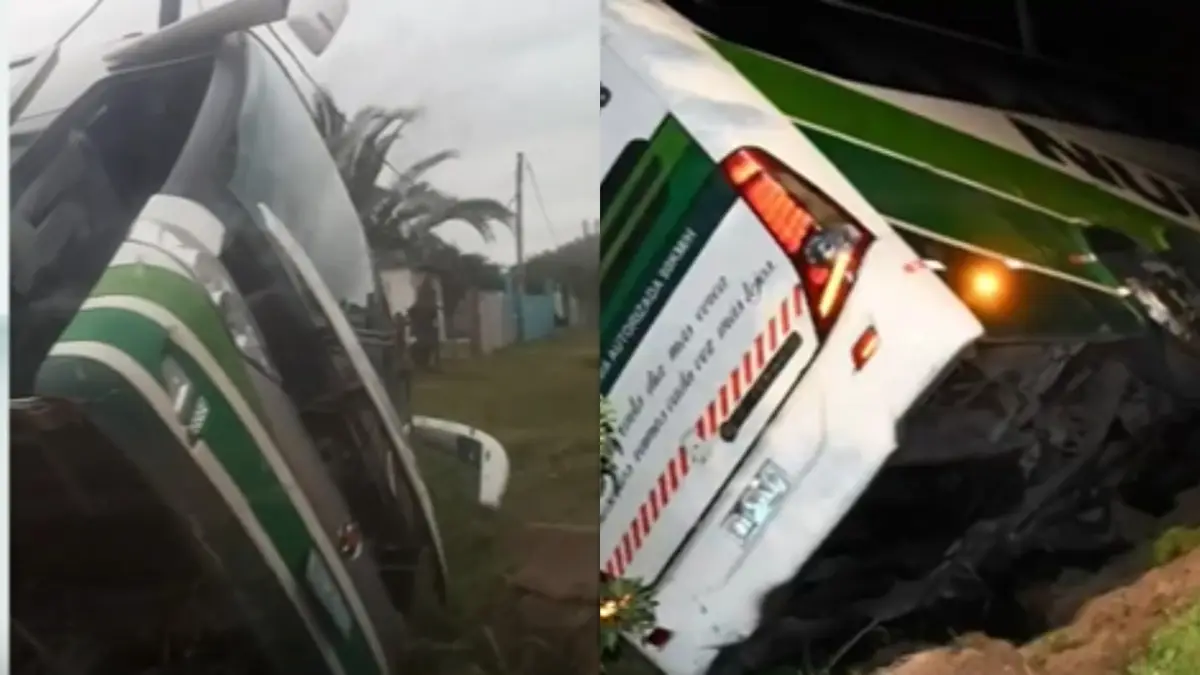 Ómnibus con 16 pasajeros volcó y terminó en una cuneta en Barra de Chuy; no hay lesionados