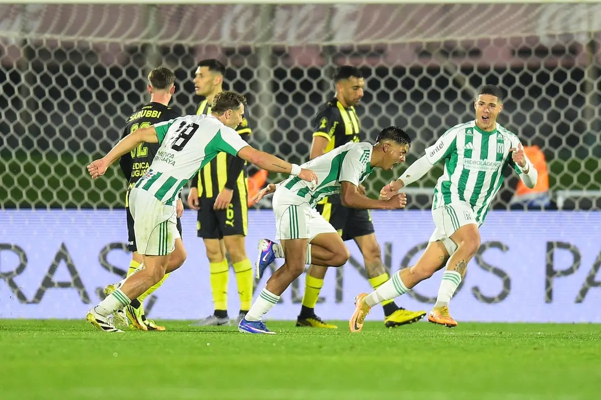 El vicepresidente de Racing y un posteo criticando el penal pitado a favor de Peñarol