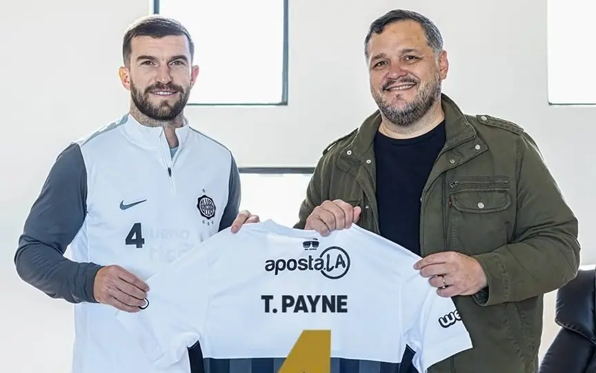 Tim Payne fue presentado en Olimpia y un lateral uruguayo tuvo que irse del club