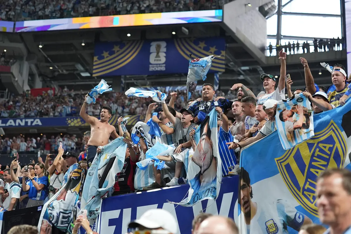 Impedirán que hinchas argentinos entren al estadio con banderas alusivas a islas Malvinas
