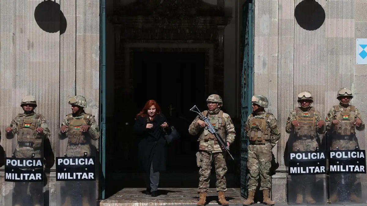 El ministro de Defensa de Bolivia renuncia en medio de las protestas contra el presidente Paz