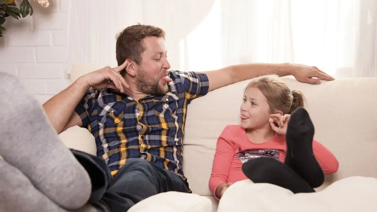 ¿Por qué los chistes malos que cuentan los padres a sus hijos hacen bien?