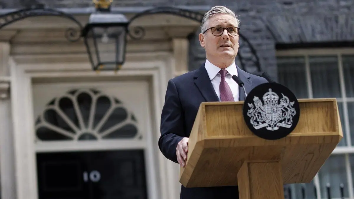 Starmer anuncia su dimisión como primer ministro británico; Burnham declara su candidatura para el cargo