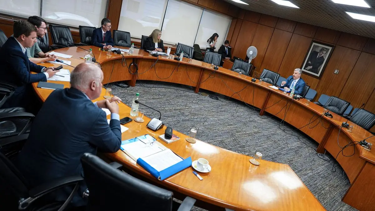 El Gobierno envió al Parlamento acta original de notario español que prueba que la presentada por Cardama fue adulterada