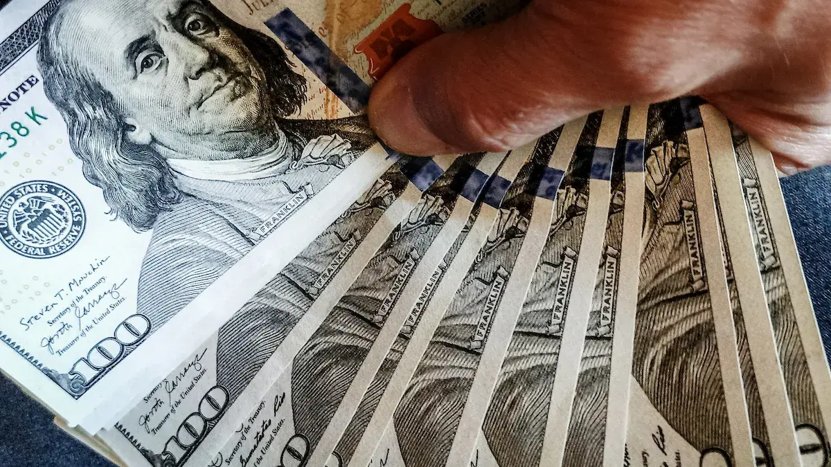 Con oscilaciones, el dólar se valorizó 0,2% frente al peso en medio mes