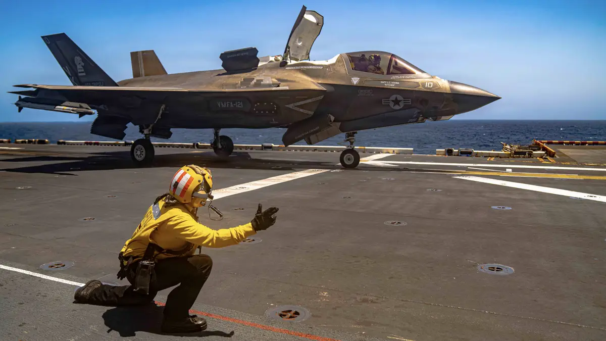 Estados Unidos e Irán agravan la guerra con ataques más allá del estrecho de Ormuz