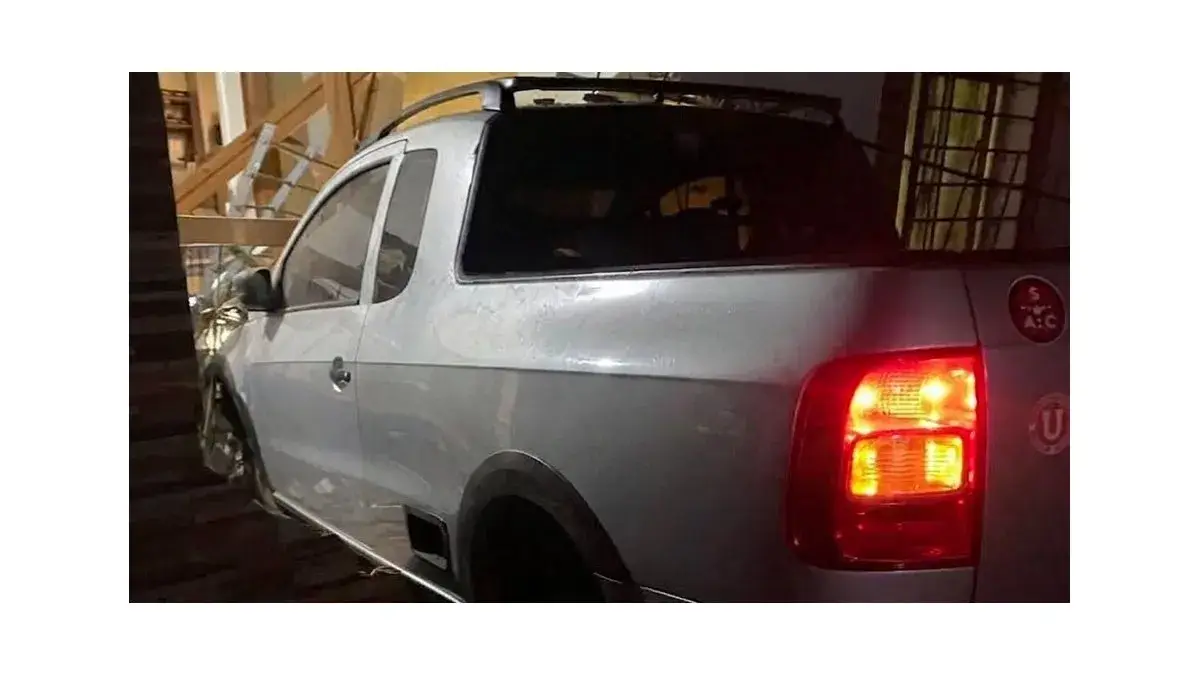Auto chocó contra una casa en Salto y vecina se salvó de milagro