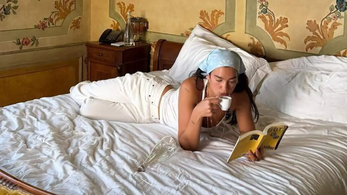 Dua Lipa inaugura un espacio con cien libros censurados de todo el mundo