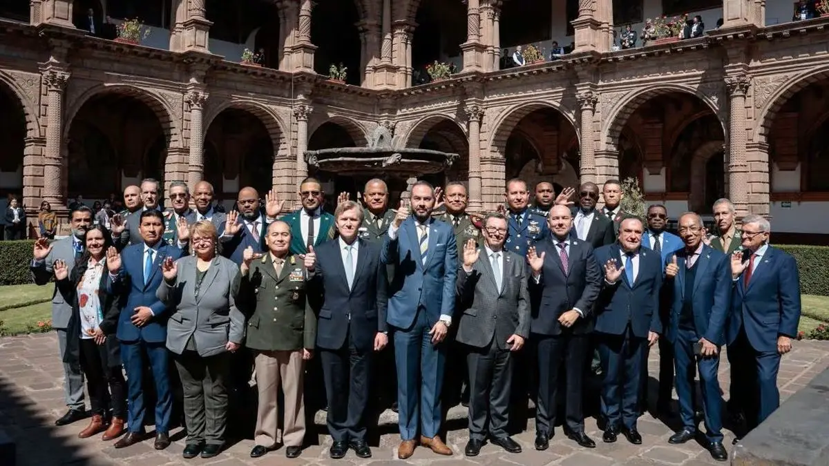 Uruguay, junto a representantes de 33 países de América, suscribió en Cusco declaración sobre defensa