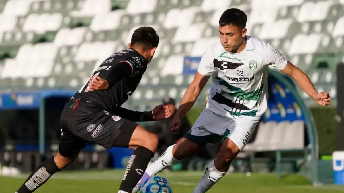 Peñarol ejecutará la compra de Arezo y Aguirre vuelve a la carga por un ex Liverpool