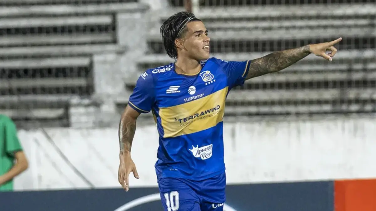 Bava presentó cinco opciones para cada puesto a reforzar e incluye a un ex Peñarol