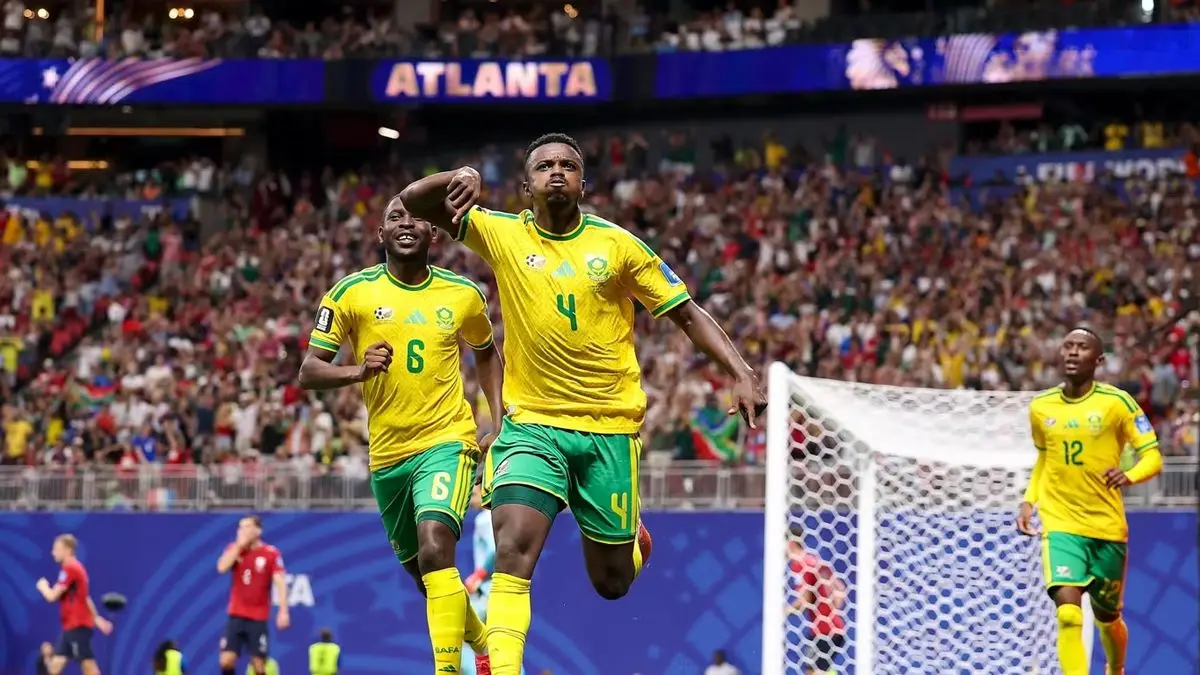Sudafrica rescató un empate en el final que lo mantiene con vida