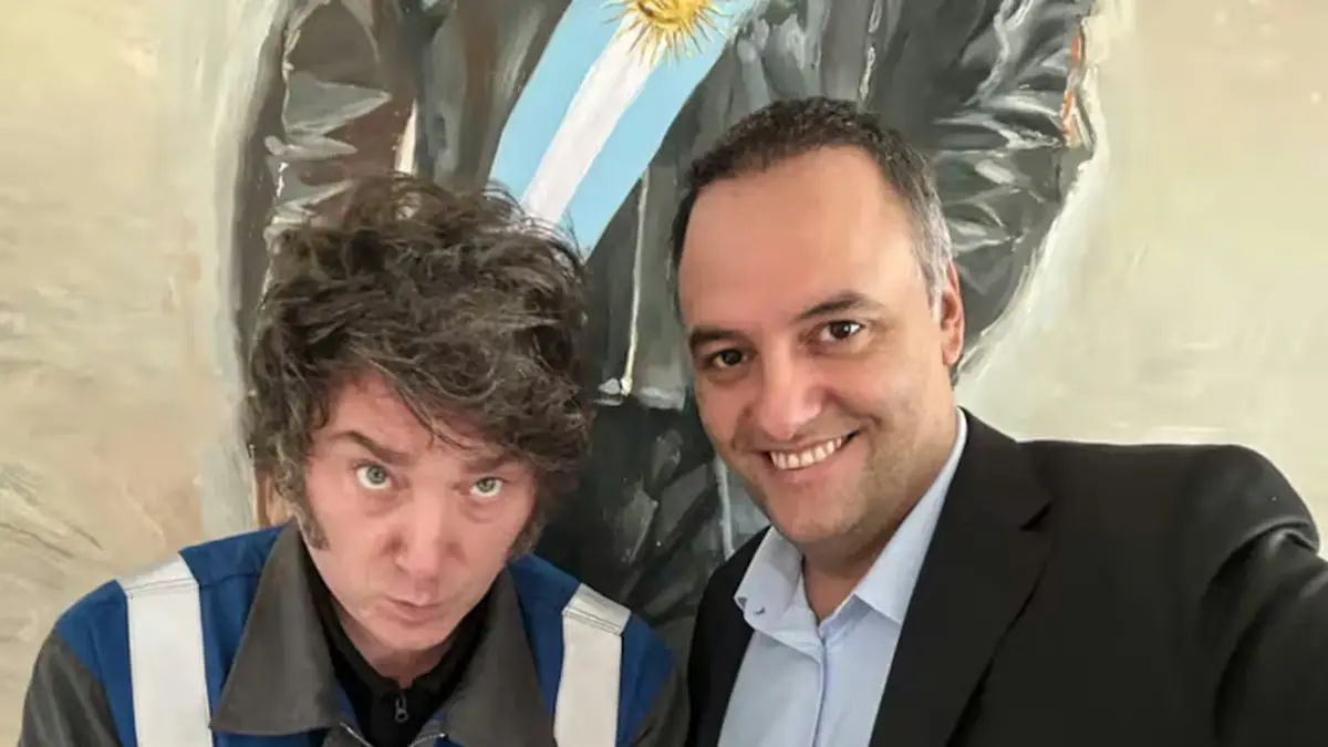 Finalmente, Javier Milei le soltó la mano a Adorni minutos antes del partido de Argentina