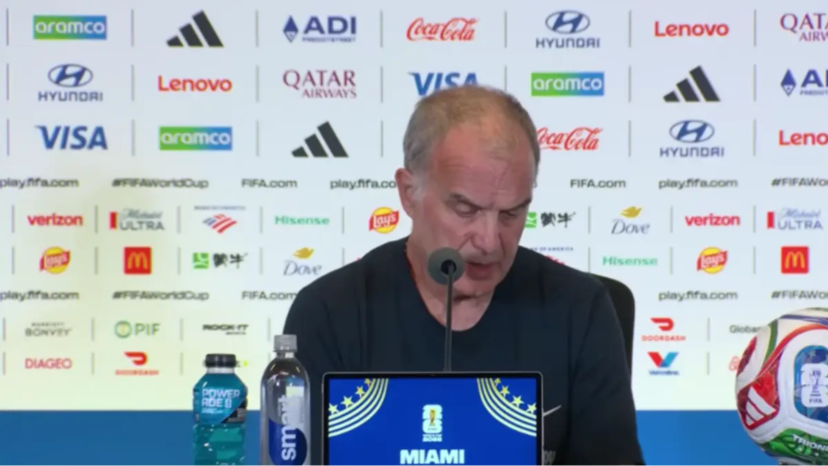 Bielsa cuestiona las pausas de hidratación y el negocio detrás del fútbol