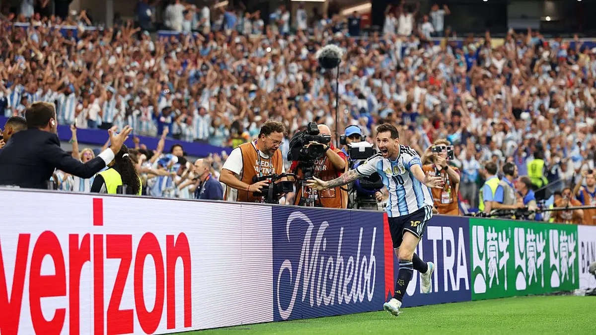 Messi volvió a brillar y Argentina aseguró su continuidad en el Mundial