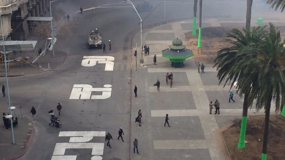 Condenaron por estafa a director de cine que filmó serie en Plaza Independencia con Keanu Reeves