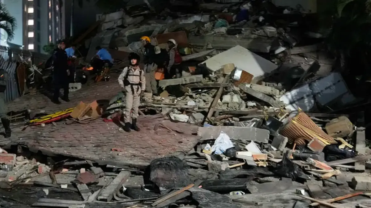 Personal de emergencia y vecinos de Caracas trabajan para rescatar personas tras el sismo