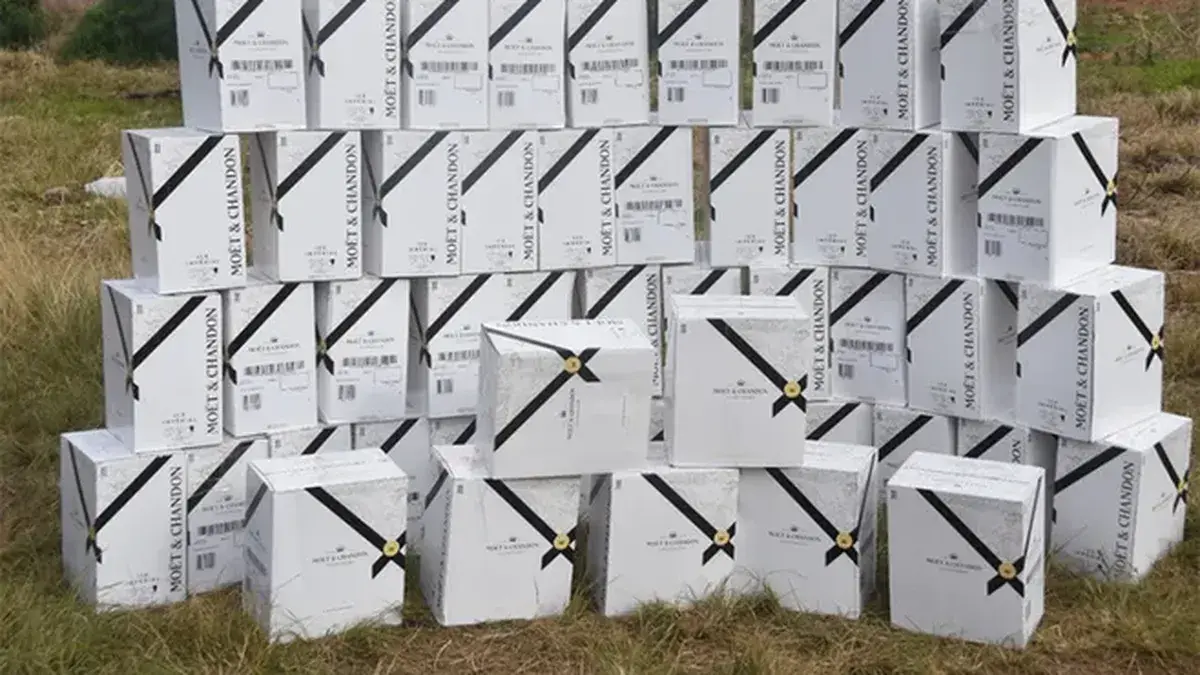 Una argentina fue imputada por ingresar un cargamento de 50 cajas de champagne de contrabando