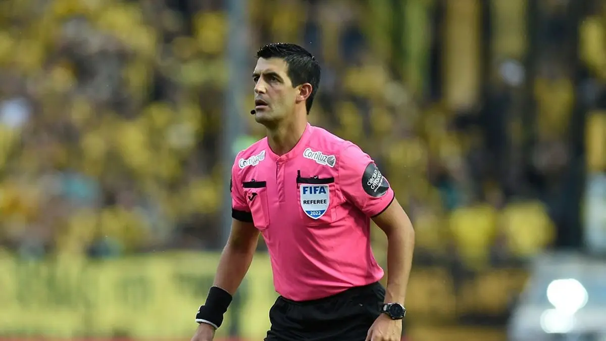 Un uruguayo sigue en carrera para arbitrar la final del Mundial