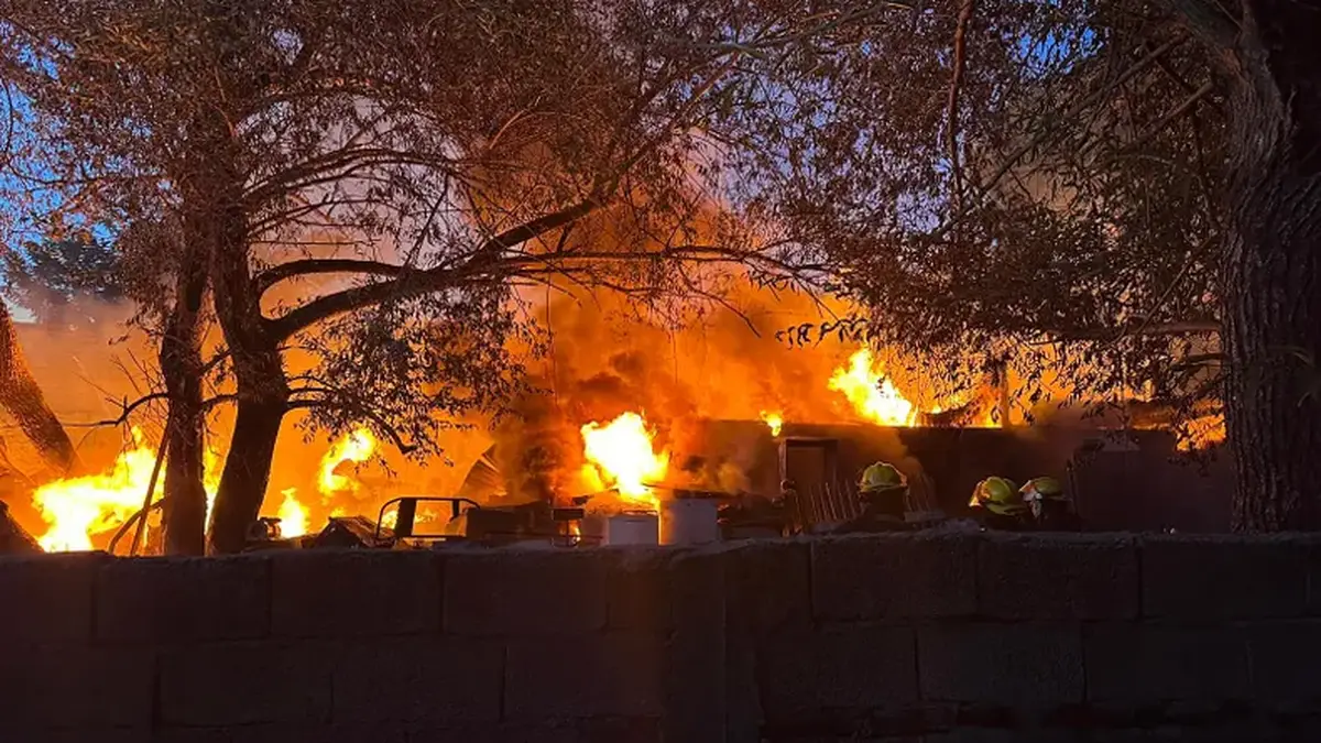 Tres muertos y un adolescente grave tras el incendio de una vivienda en Piedras Blancas