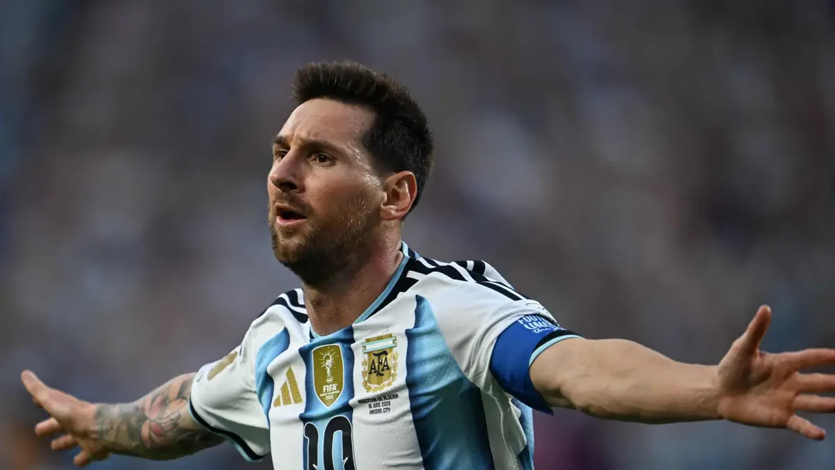 Argentina goleó 3-0 a Argelia con triplete de Messi e igualó a Klose como máximo goleador