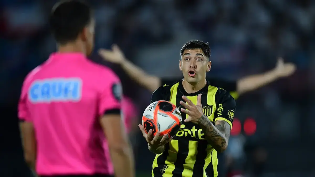 Peñarol pierde un titular indiscutido para Aguirre y la firma de Arezo está trancada