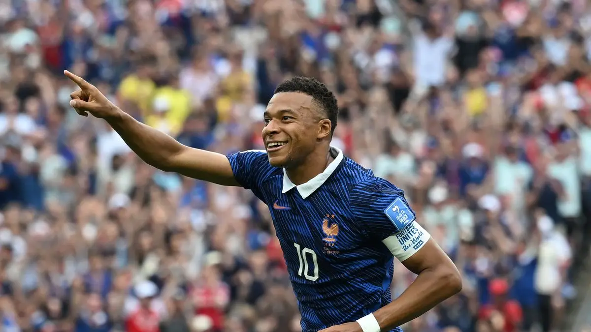 Mbappe pone a Francia en ventaja frente a Irak, pero tormenta obliga a suspender partido