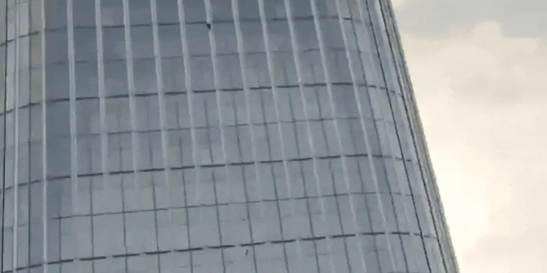 VIDEO | Accidente en China: una avioneta se estrelló contra el edificio más alto de Pekín