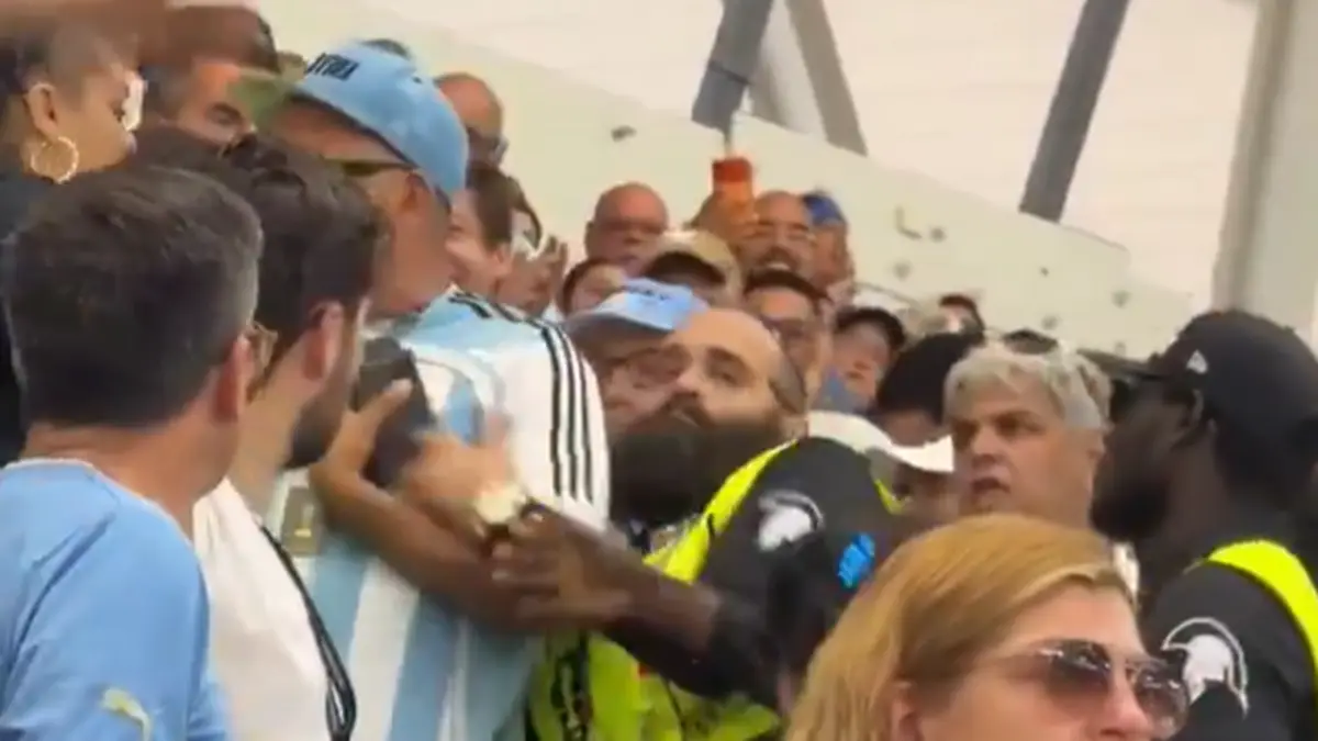 Hincha argentino fue retirado de sector de Uruguay tras tener un cruce con un directivo de Peñarol luego del empate 2-2 ante Cabo Verde; mirá el video