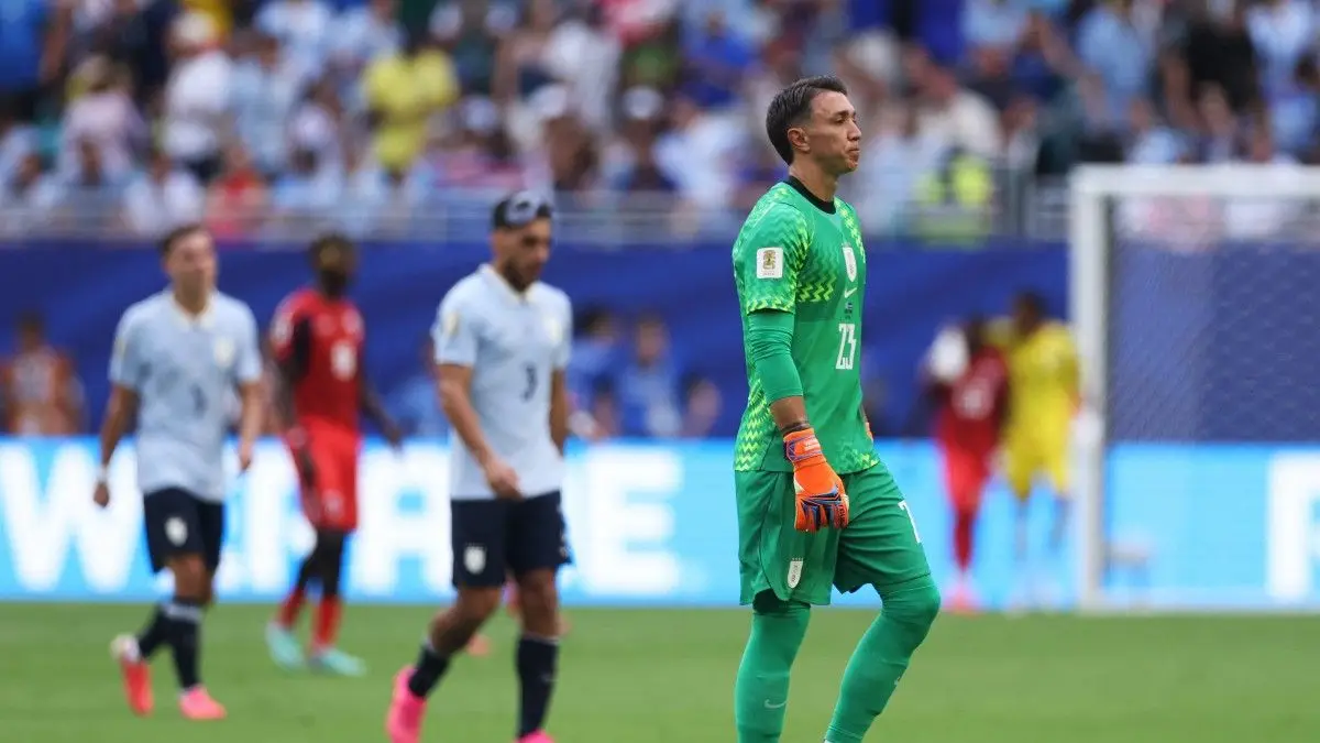“Son situaciones del fútbol”: lo que dijo sobre los goles Fernando Muslera, que empañó su regreso a la selección uruguaya con un grave error ante Cabo Verde y deja la duda para el partido ante España