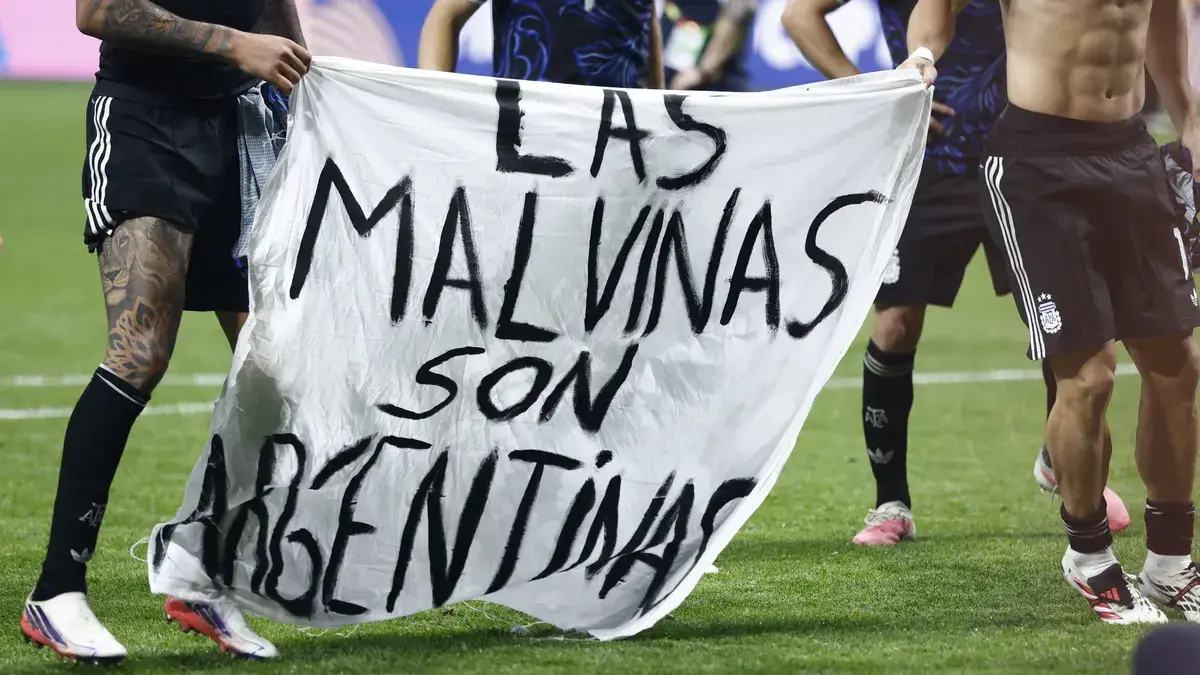 “Las Malvinas son Argentinas”, la bandera con la que festejaron los jugadores de Argentina tras eliminar a Inglaterra del Mundial 2026