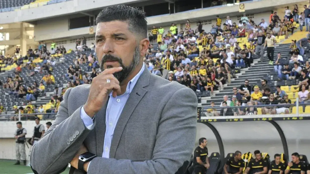 Leo Ramos, entrenador de Danubio, fue intervenido quirúrgicamente de una afección cardíaca y permanece internado