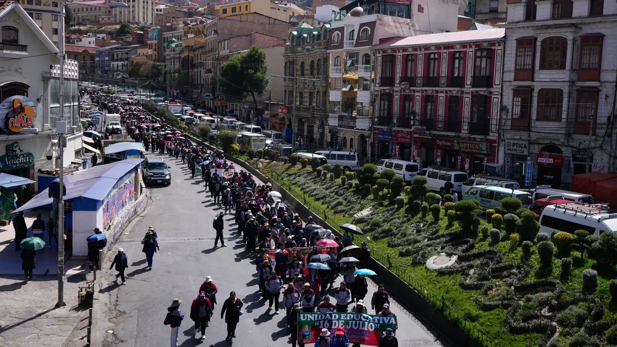 El aumento del desabastecimiento y el llamado a paro del transporte público intensifican la crisis en Bolivia