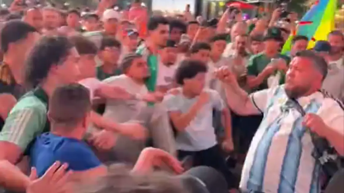 Hinchas de Argentina y de Argelia a las trompadas en Times Square en la previa del debut de ambas selecciones; mirá el video