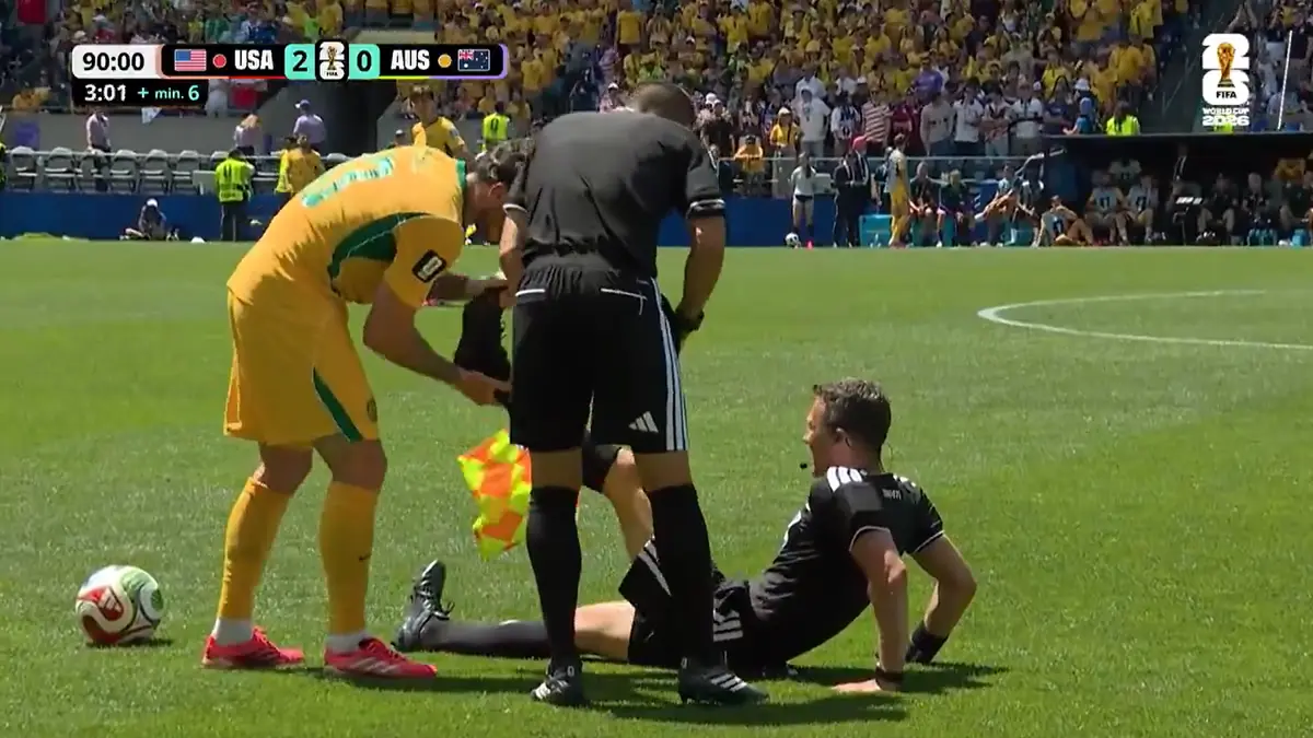 Insólito: el árbitro se acalambró en el partido entre Estados Unidos y Australia en el Mundial 2026
