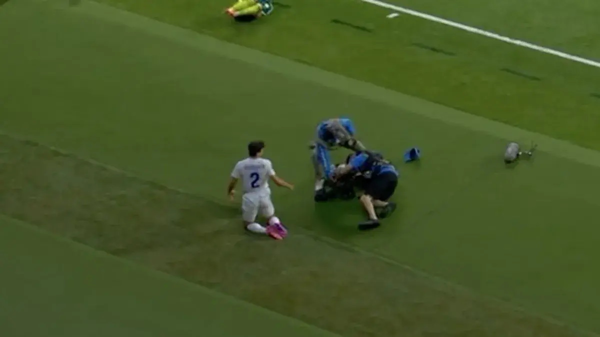 Mundial 2026: el tremendo choque de Khusanov al camarógrafo en el partido ante Colombia; mirá el video