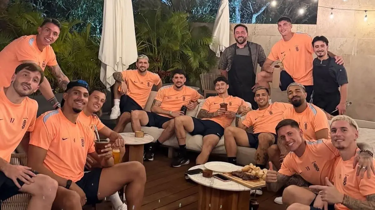 La selección uruguaya tuvo su primer asado en Playa del Carmen, una tradición desde Sudáfrica 2010; mirá el video y la foto grupal