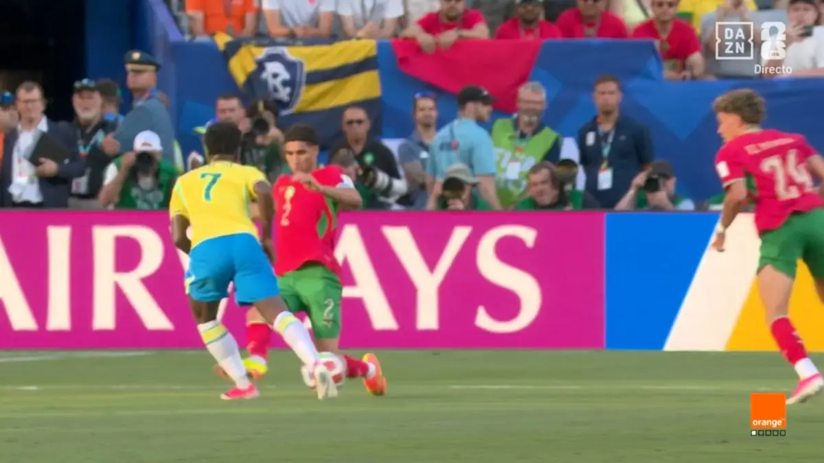 Mundial 2026: el durísimo planchazo de Hakimi a Vinicius en el que el VAR no intervino; mirá el video