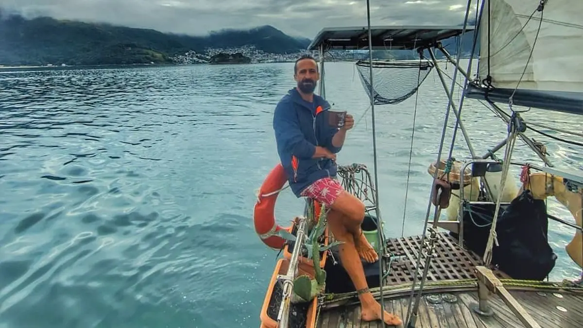 De la profundidad de los sistemas operativos a los confines del mar: la historia del niño que soñaba con ser navegante y hoy cruza las costas brasileñas