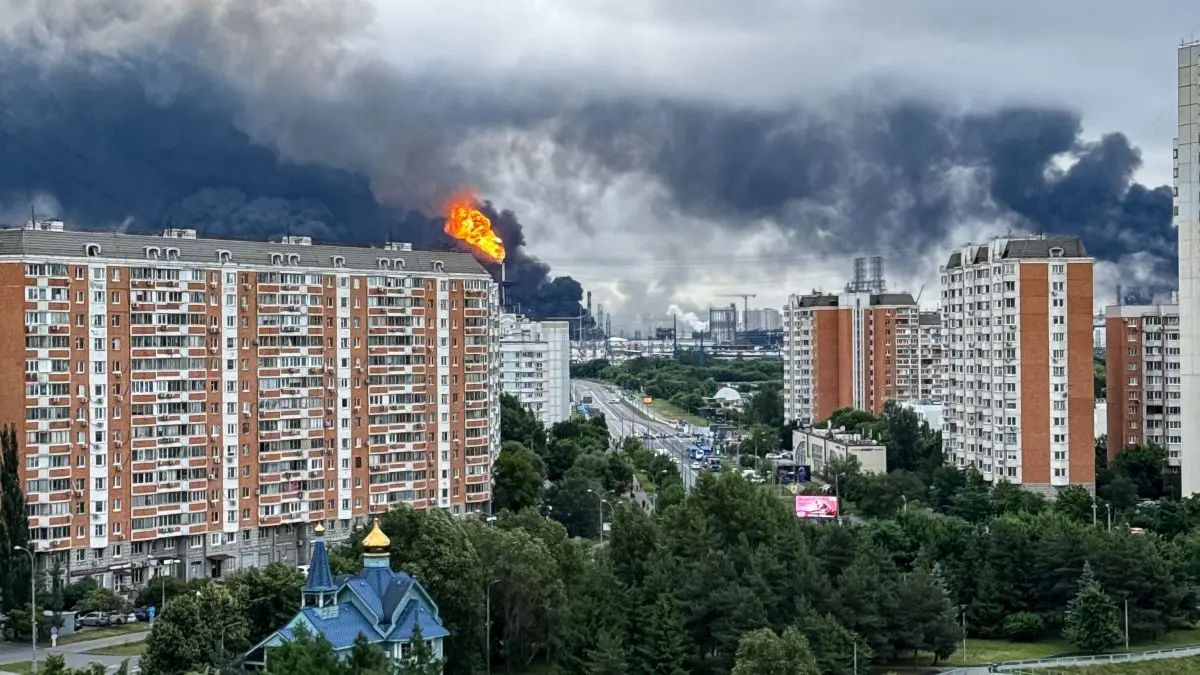 Moscú acechado bajo el fuego de los drones: un ataque masivo de Ucrania golpea una refinería y deja un muerto