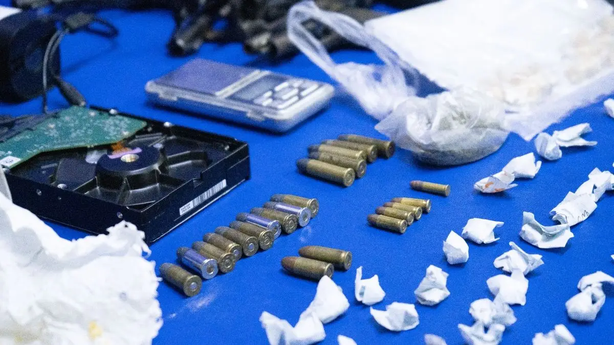 Detuvieron a trece personas, entre ellas cuatro menores tras operativos en Marconi: también incautaron armas y drogas