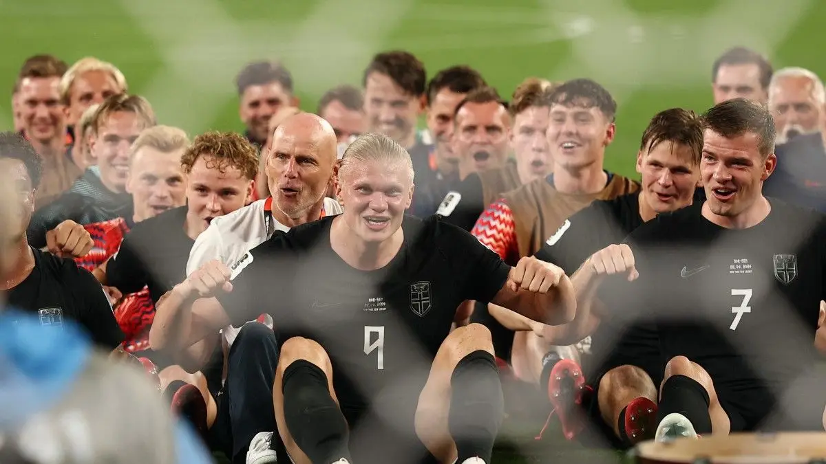 El espectacular festejo de Erling Haaland y los jugadores de Noruega haciendo el remo vikingo junto a la hinchada en la tribuna tras lograr la clasificación; mirá el video