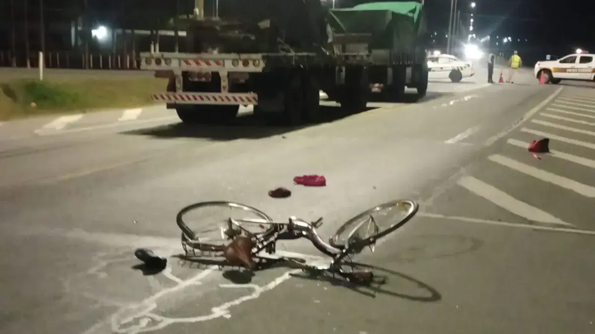 Mujer de 54 años se encuentra grave tras ser embestida por un camión mientras iba en su bicicleta por Ruta 3