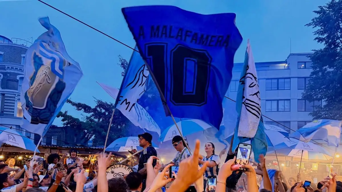 Banderas ocultas y cábalas bajo llave: la odisea de los argentinos que alientan desde el corazón de Londres
